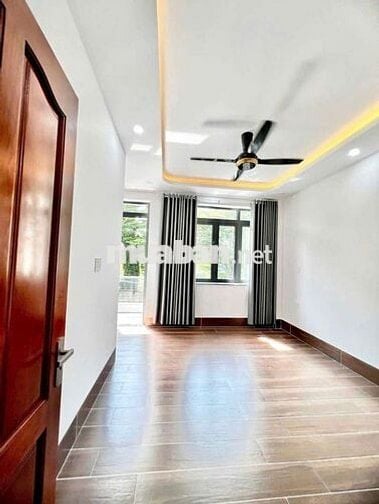 Nhà mới 100% ( 5 x 20 có 5pn 6wc sân thượng ) có sẵn máy lạnh