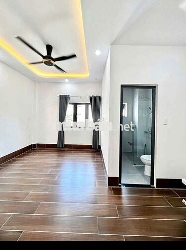 Nhà mới 100% ( 5 x 20 có 5pn 6wc sân thượng ) có sẵn máy lạnh