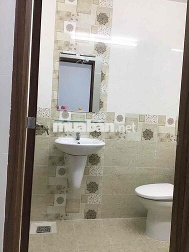 Cần cho thuê nhà hxt nhà mới 4x17m đúc lửng 2wc 8tr