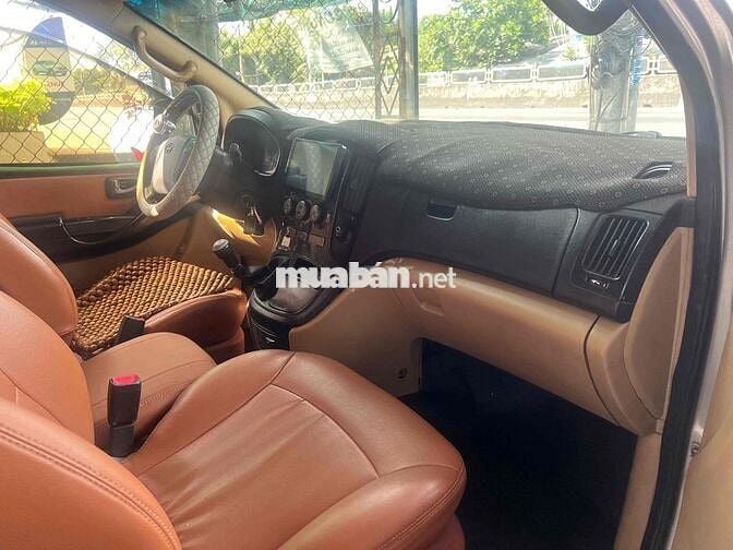 310 triệu 9 chổ máy dầu đời 2010 xe không niên hạn