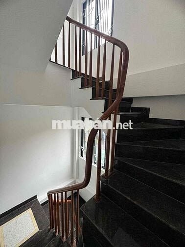 Cho thuê nhà mới xây 30mx5 tầng đối diện time city