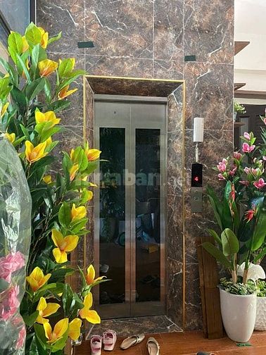 Bán nhà Văn Cao 50m2, có thang máy, vỉa hè, ô tô tránh. 17,3 tỷ