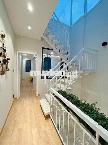 STUDIO FULL NỘI THẤT CÓ CỬA SỔ ĐÓN GIÓ