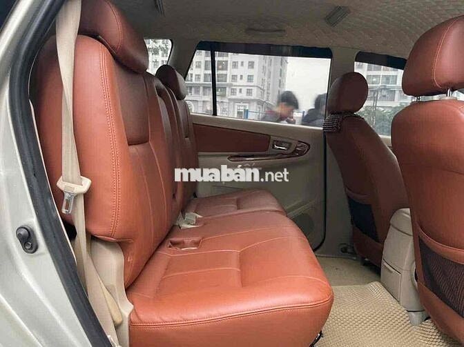 Toyota Innova Vàng cát 8 chỗ