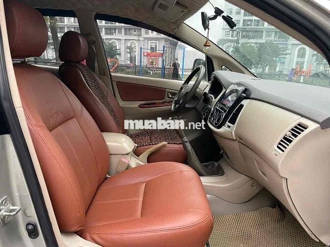 Toyota Innova Vàng cát 8 chỗ