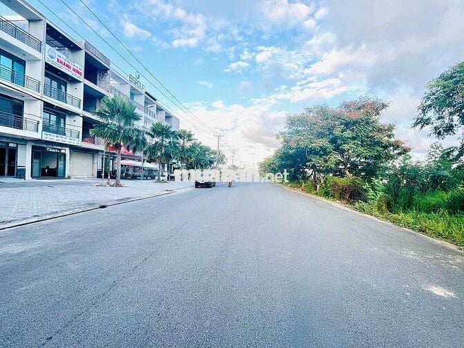 Cho Thuê Nhà Trệt 3 Lầu Có Than Máy Mặt Tiền Quốc Lộ 1A  KDC Hồng Loan