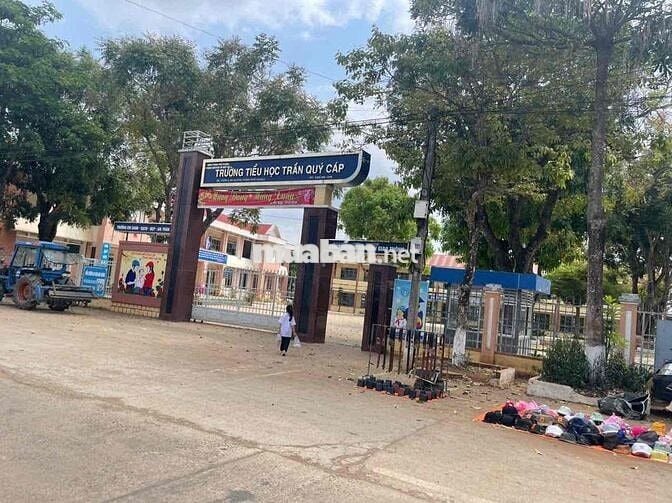 Đất hẻm Nguyễn Văn Nghi, sau lưng trường học