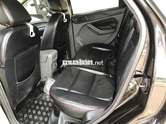 Ford Focus 2010 tự động