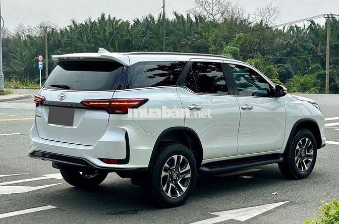 Bán Toyota Fortuner Legender 2022 4x2 siêu lướt