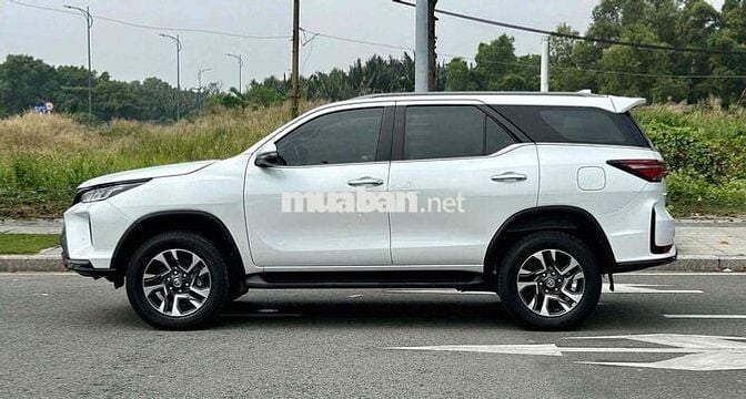 Bán Toyota Fortuner Legender 2022 4x2 siêu lướt