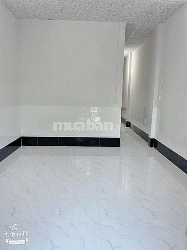 Bán nhà 104 m2 mới xây có sân rộng ở Ba Láng