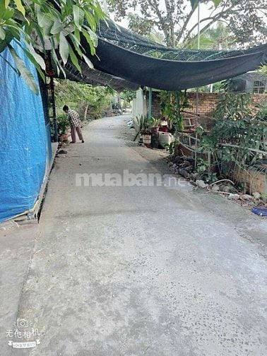 Bán nhà 104 m2 mới xây có sân rộng ở Ba Láng