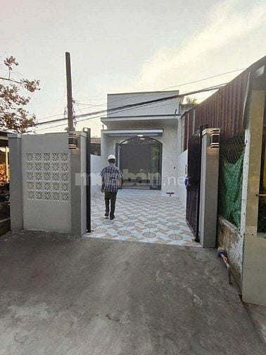 Bán nhà 104 m2 mới xây có sân rộng ở Ba Láng