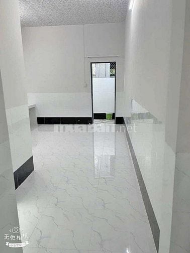 Bán nhà 104 m2 mới xây có sân rộng ở Ba Láng