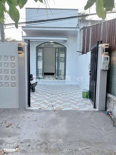 Bán nhà 104 m2 mới xây có sân rộng ở Ba Láng