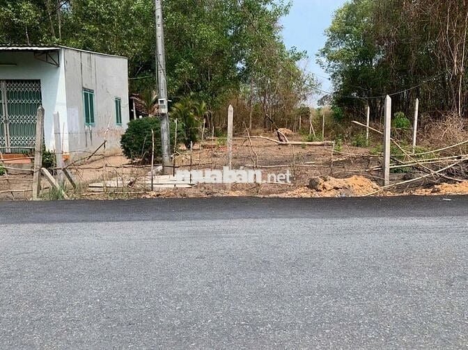 cần bán lô đất thổ cư đường nhựa cách tỉnh lộ 8 chỉ 100m.Dt 10x40m