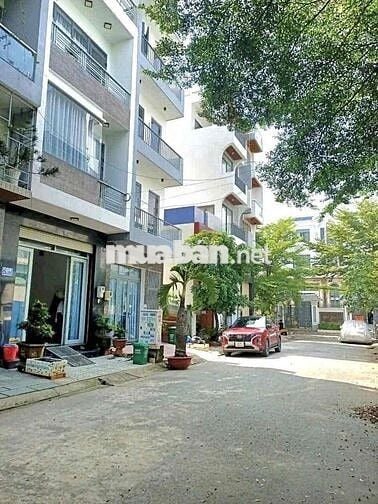 Nhà Sạch Sẻ DT 220m2 1Trệt 3Lầu 5Pn 5Wc Hẻm Trước Nhà 10M Xe Tải Đậu