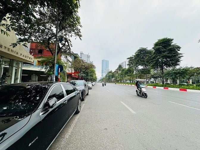 Bán nhà mặt phố Liễu Giai Ba Đình Hà Nội 65 tỷ. DT gân 100m2 nhà 6 tần