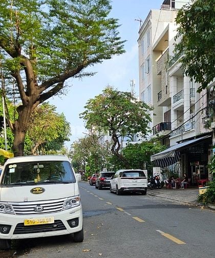 Bán nhà KDC Trung Son dt 12x20m nhà 5 tầng đường 15m giáp bờ sông.