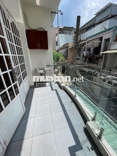 Ban công máy lạnh 22m2 bồn rửa tủ quần áo