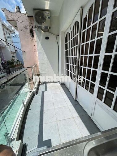 Ban công máy lạnh 22m2 bồn rửa tủ quần áo