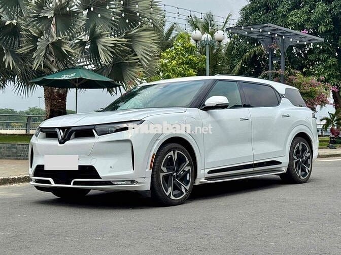 VF9 PLUS 23 - 25.000KM - 6 GHẾ TRẦN KÍNH