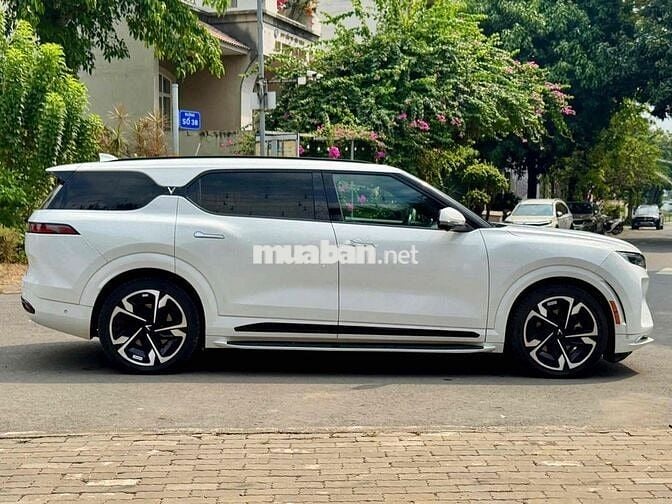 VF9 PLUS 23 - 25.000KM - 6 GHẾ TRẦN KÍNH