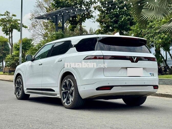 VF9 PLUS 23 - 25.000KM - 6 GHẾ TRẦN KÍNH