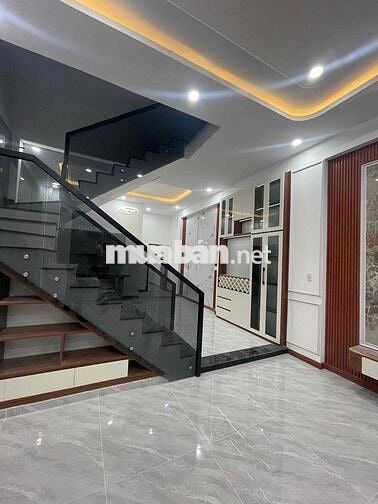 bán nhà 1lầu 1trệt sổ riêng dt 100m2(5x20) 3p ngủ, sân xe hơi 7 chỗ.