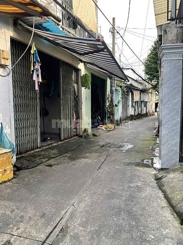 Bán nhà 2 mặt hẻm tiện xây mới