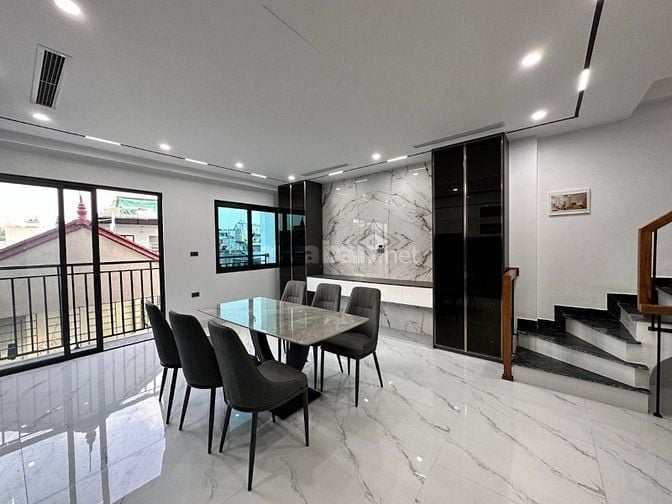 Bán nhà Hoàng Cầu, 6 Tầng thang máy, mặt tiền 5m. Giá 13 tỷ