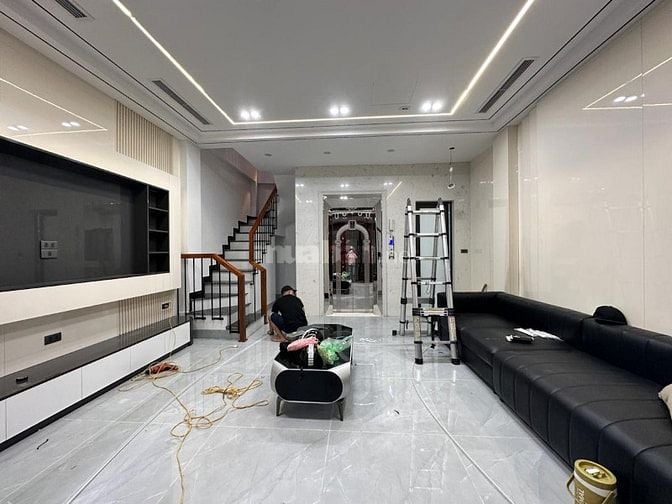 Bán nhà Hoàng Cầu, 6 Tầng thang máy, mặt tiền 5m. Giá 13 tỷ