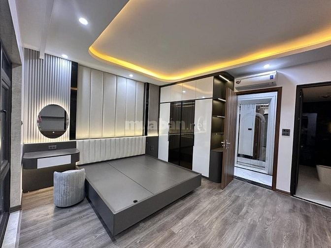 Bán nhà Hoàng Cầu, 6 Tầng thang máy, mặt tiền 5m. Giá 13 tỷ