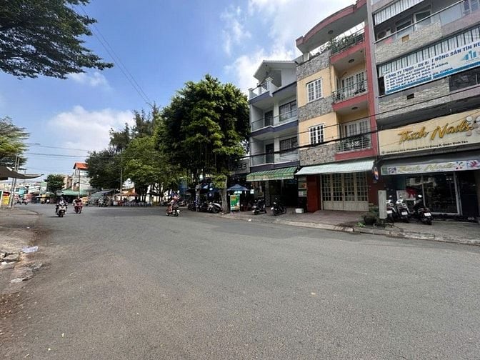 Bán nhà khu Tên Lửa, MT đường Số 6, DT 5 x 20m, 3.5 tấm, 15.5 tỷ.