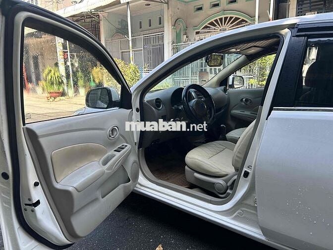 Nissan Sunny XL Trắng 5 chỗ