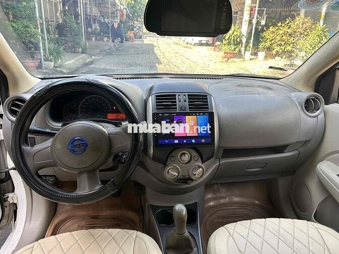 Nissan Sunny XL Trắng 5 chỗ