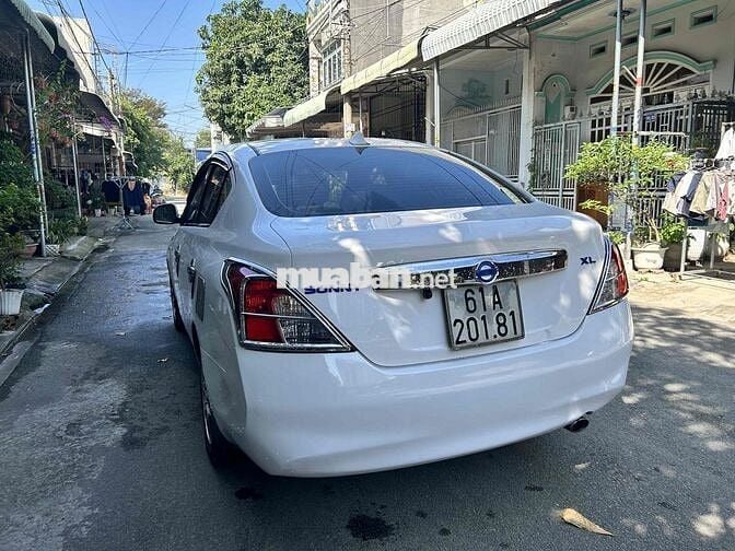 Nissan Sunny XL Trắng 5 chỗ