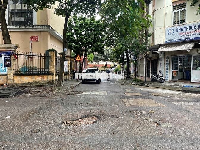 ĐỀN LỪ - PHÂN LÔ - VỈA HÈ - KINH DOANH