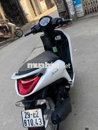 xe còn rất đẹp xe chạy hơn vạn chút xíu thôi ạ