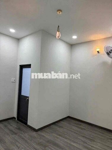 nhà mới đẹp 1 lầu 2pn 2wc có máy lạnh gần gigamol