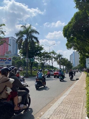 107m2! Ngang 9m! Giáp Q1! Bán nhà 2 tầng sát HXH Điện Biên Phủ, P15.