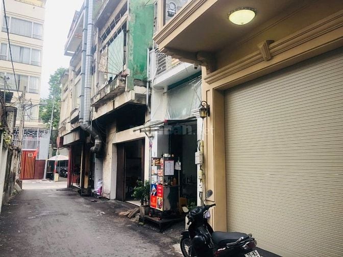 Bán nhà tại 32 Huyền Quang, Phường Tân Định, Quận 1, HCM.