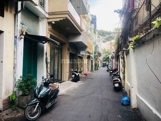 Bán nhà tại 32 Huyền Quang, Phường Tân Định, Quận 1, HCM.