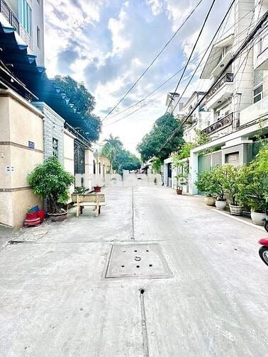 Cần bán gấp nhà đẹp 1/ hẻm xe hơi