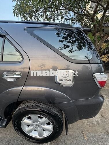 Toyota Fortuner 2011 2 cầu Xám