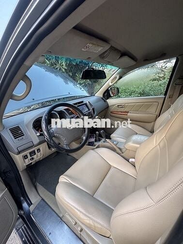 Toyota Fortuner 2011 2 cầu Xám