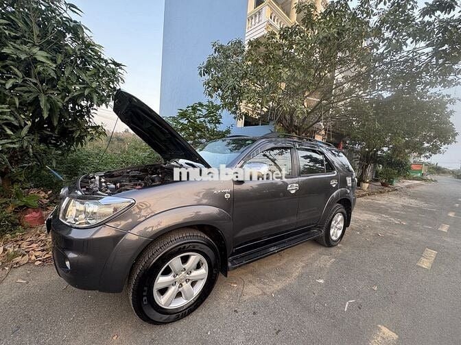 Toyota Fortuner 2011 2 cầu Xám