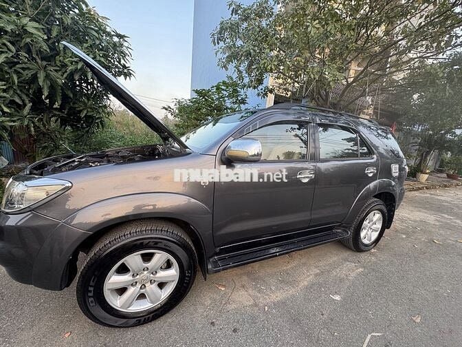 Toyota Fortuner 2011 2 cầu Xám