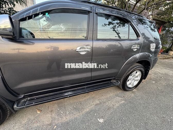 Toyota Fortuner 2011 2 cầu Xám