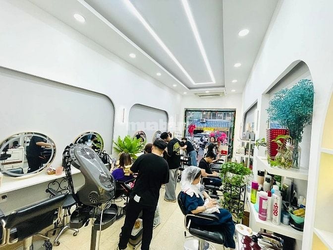 Tuyển thợ phụ có kinh nghiệm gội đầu vô hoá chất 